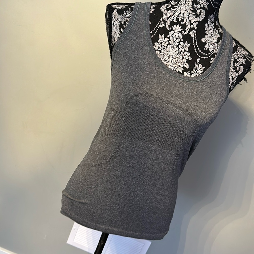 Lululemon size 6 swiftly top